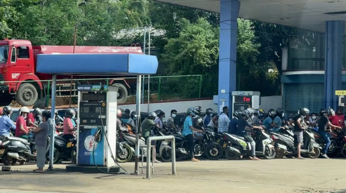 斯里兰卡首都科伦坡，当地居民在排队加油 来源：受访对象Phoebe供图