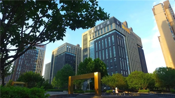 　　▲ 麓谷基金广场连续多年荣登投中榜“中国最具特色基金小镇TOP10”。