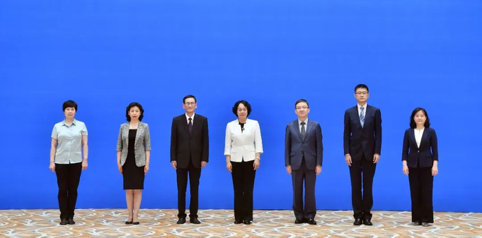 新一届领导班子合影