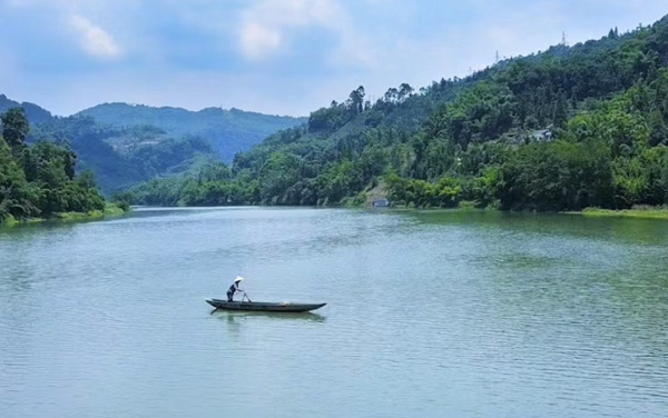 　　乔乔在山水间划船