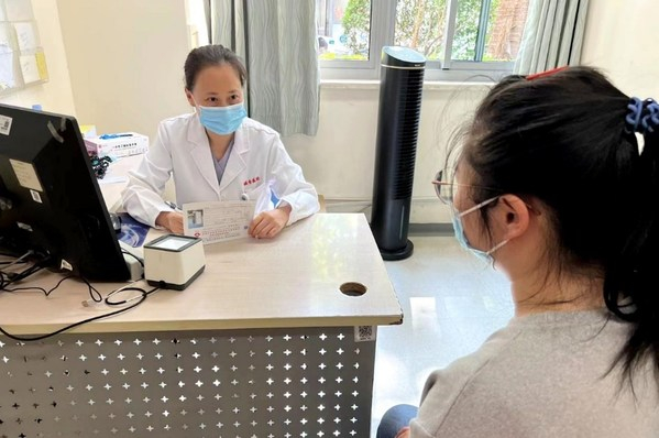 　　上海交通大学医学院附属瑞金医院消化内科主任医师孙菁正在与患者进行交流