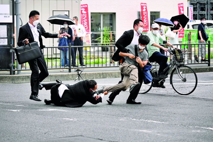 安保人员追捕枪击者山上彻也。图/澎湃影像