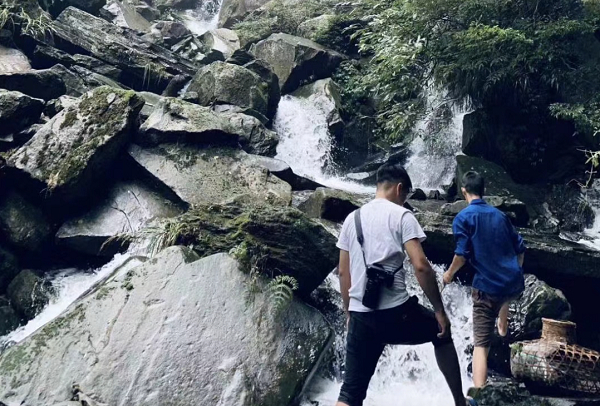 　　弟弟乔乔和摄影师在山间攀爬