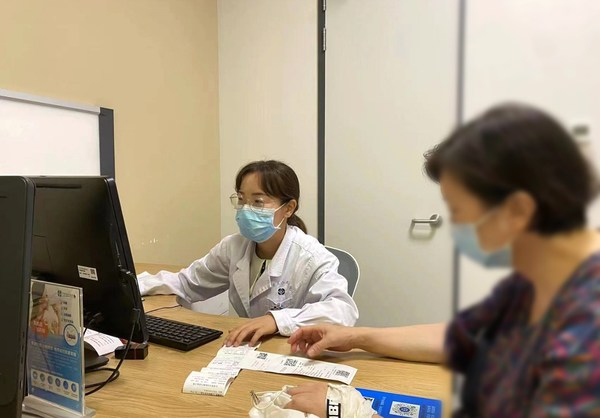 　　江苏省人民医院消化内科主治医师党旖旎正在为患者解答相关病情