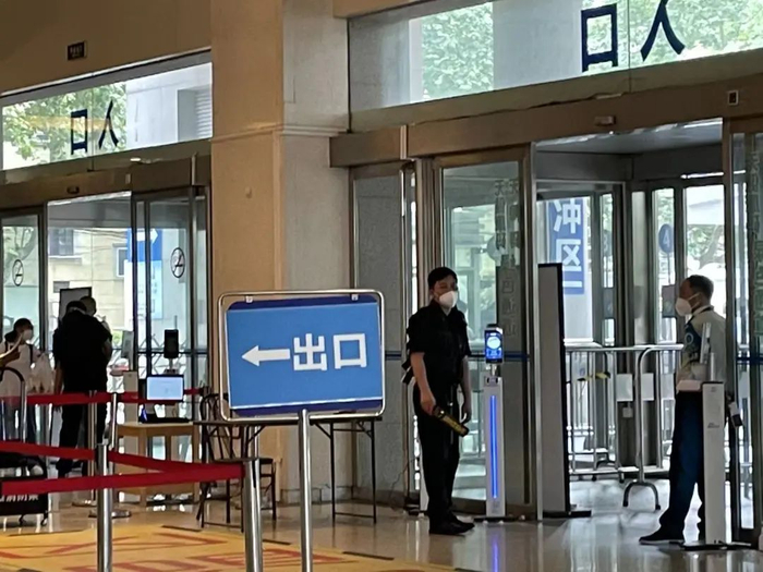 目前，瑞金医院入口处已运行安检措施