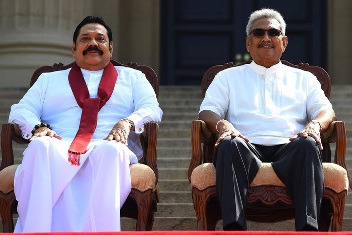 ↑2019年11月22日，斯里兰卡科伦坡，戈塔巴雅（右）和马欣达（左）在举行的部长宣誓就职仪式后合影