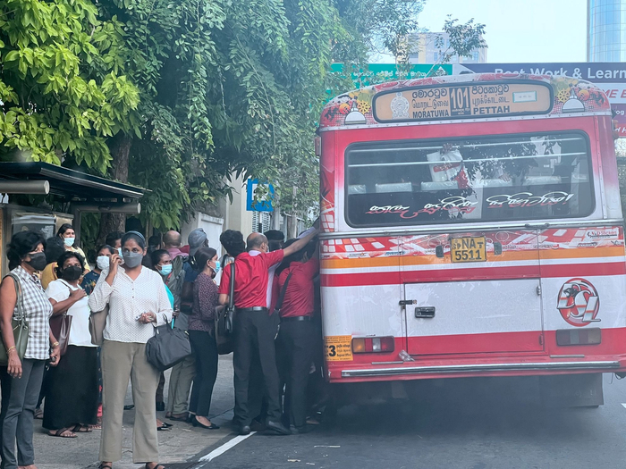 由于缺少燃油，公共交通大幅减少，居民拥挤着去乘坐为数不多尚在运行的巴士 来源：受访对象Phoebe供图