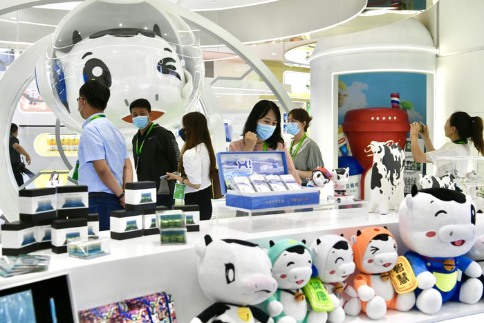 游客在伊利智造体验中心参观游览