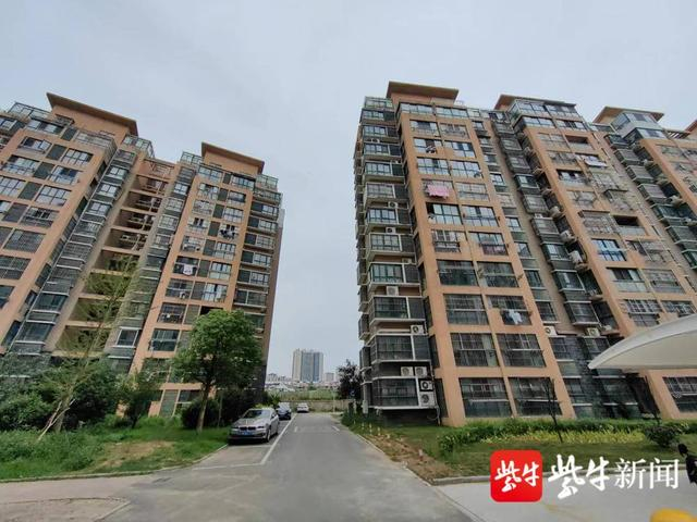淮安盛世名门小区38、39号两栋楼100多户居民12年办理不了产权证。朱鼎兆 摄