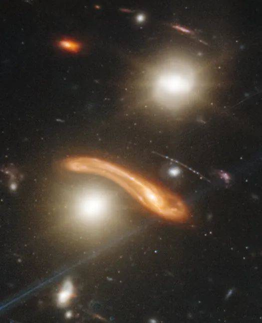 上图细节，注意那些扭曲的红色弧线，那是被星系团引力透镜放大的更遥远的星系 | NASA/ESA/CSA/STScI