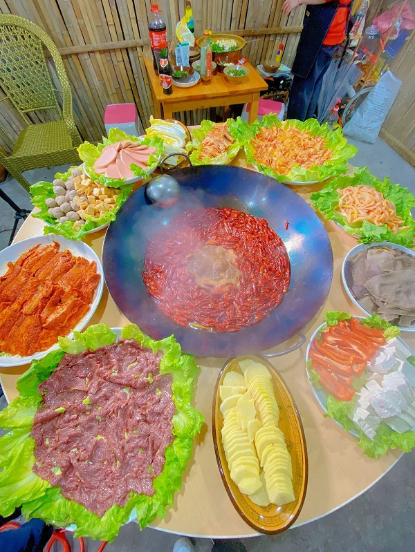 　　婵子准备的一大桌饭菜