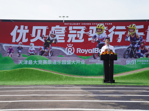 　　优贝童车创始人及董事长仝立新在开园仪式上致辞。