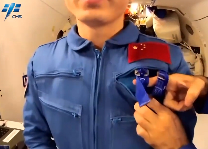 神舟十三号航天员在“天宫课堂”中介绍“企鹅服”