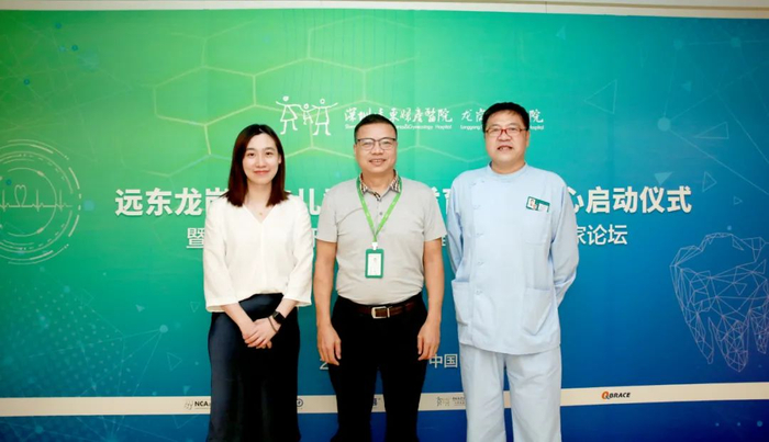 ▲左起:黄晓静医生、房木强院长、邢树林教授