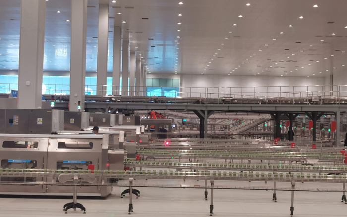 伊利现代智慧健康谷液态奶生产车间。  新京报首席记者 郭铁 摄