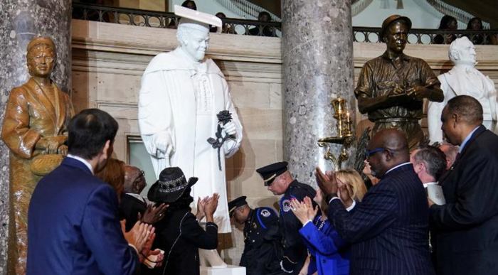 美国黑人教育家贝颂雕像