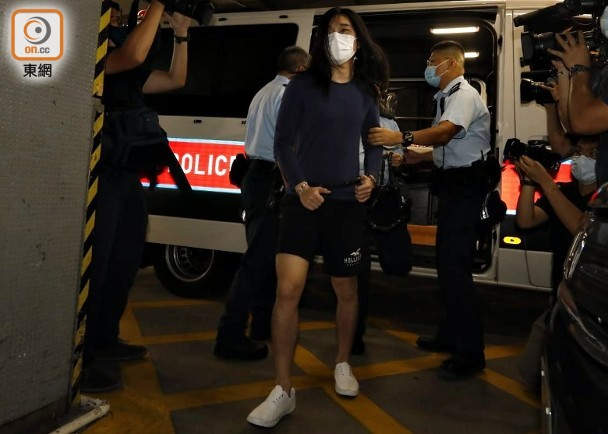 7月14日，曾志健上庭时长发披肩，图源香港“东网”