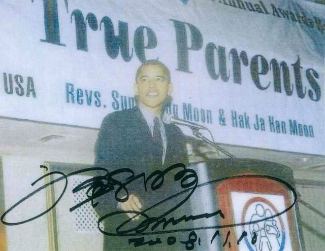 奥巴马第一次当选总统12天后参加统一教活动，后方条幅上可见文鲜明和他的“真王后”文韩鹤子的名字（图片来源：作者提供）