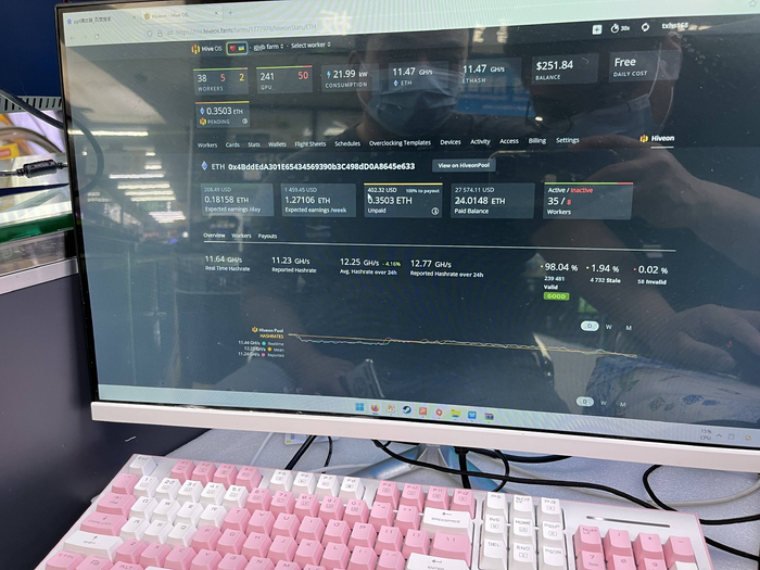 （矿机技术服务人员何工在金姐店铺内远程操控“矿主”机器 记者 吴绵强摄）