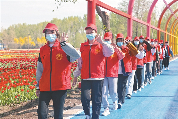     4月26日，五家渠职业技术学校的志愿者在五家渠市青格达湖旅游风景区参加岗前培训。   兵团日报常驻记者  李华北  摄