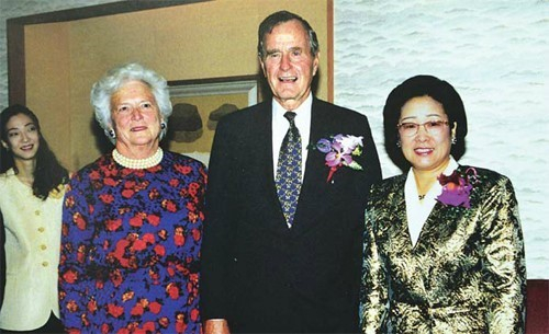 文鲜明的夫人，“真母”韩鹤子与老布什夫妇（图片来源：作者提供）