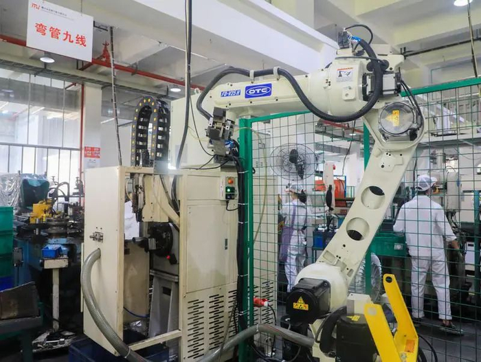 佛山富惟汽配有限公司投入生产的机械手臂。刘乙丁/摄