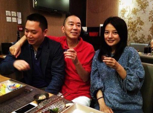 史玉柱、赵薇和黄有龙合照，图源：网络