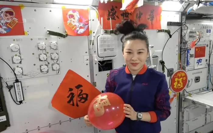 神舟十三号航天员王亚平穿着节日服送新春祝福