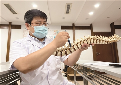     岳兵在讲解骨水泥注入术原理。 记者 徐露清 摄