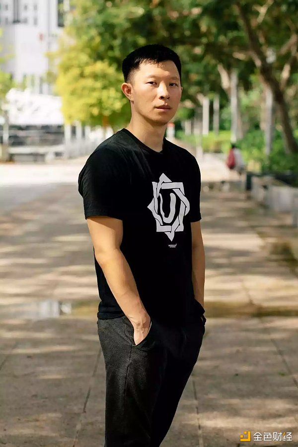 上图：Su Zhu，摄图：Juliana Tan，《彭博商业周刊》