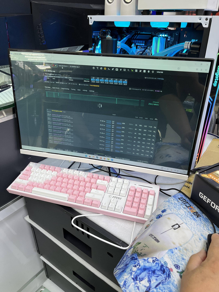 （矿机服务商何工展示RX6600的挖矿数据情况，记者吴绵强摄）