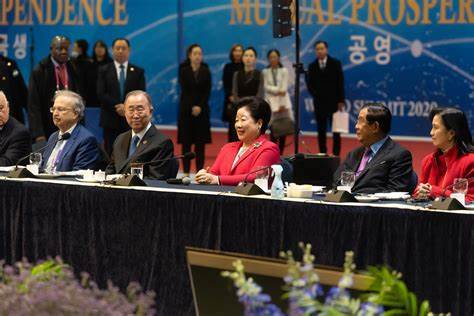 居中女士为韩鹤子（图片来源：作者提供）