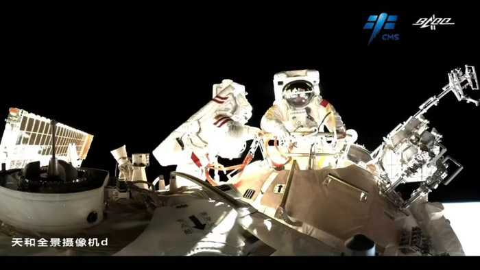 神舟十三号航天员乘组出舱画面