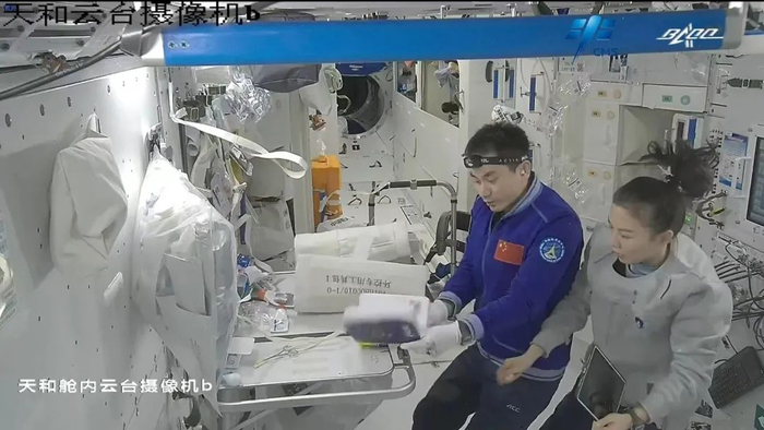 神舟十三号航天员王亚平身着实验服