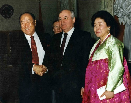 文鲜明夫妇与戈尔巴乔夫（图片来源：作者提供）