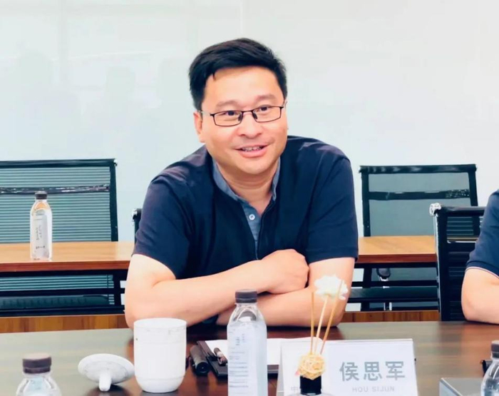 （中国铁建地产贵州公司党委书记、董事长侯思军）