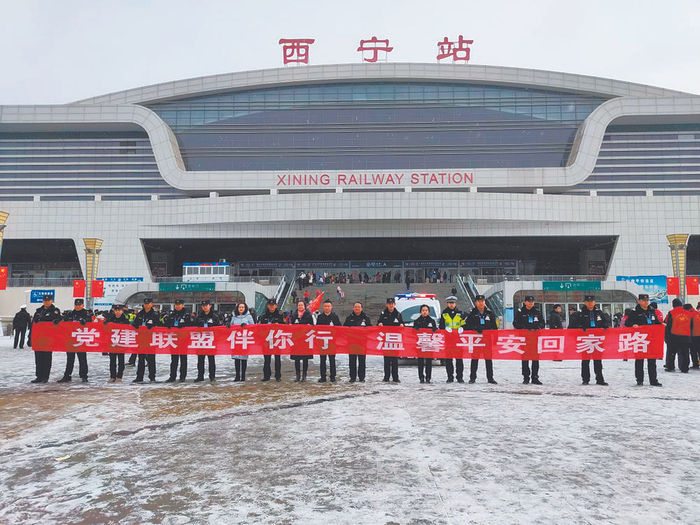     “夏都枢纽”党建联盟各成员单位开展志愿服务工作。图片由“夏都枢纽”党建联盟提供