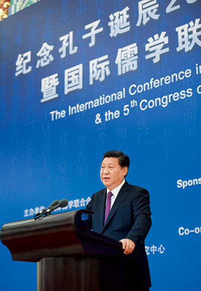 2014年9月24日，国家主席习近平在人民大会堂出席纪念孔子诞辰2565周年国际学术研讨会暨国际儒学联合会第五届会员大会开幕会并发表重要讲话。　新华社记者 黄敬文/摄