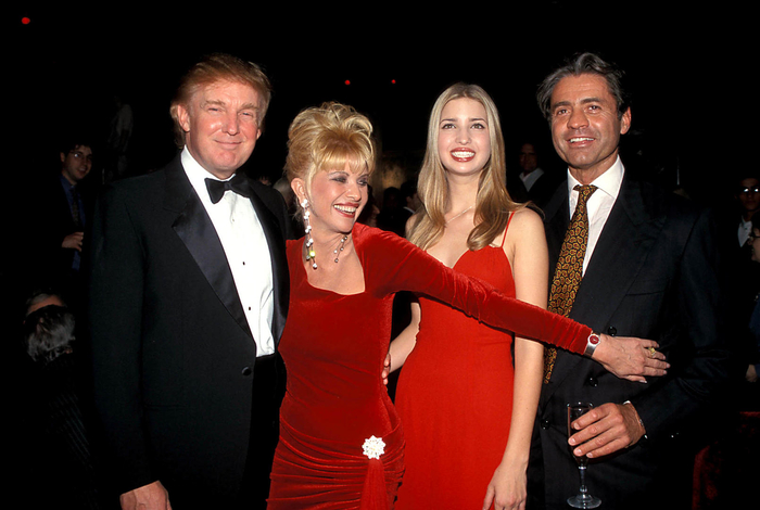 ↑伊凡娜与前夫特朗普及女儿伊万卡等在一起