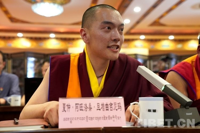 　　图为达隆寺夏仲 阿旺洛桑 旦增曲吉尼玛活佛在座谈会上发言 摄影：王淑