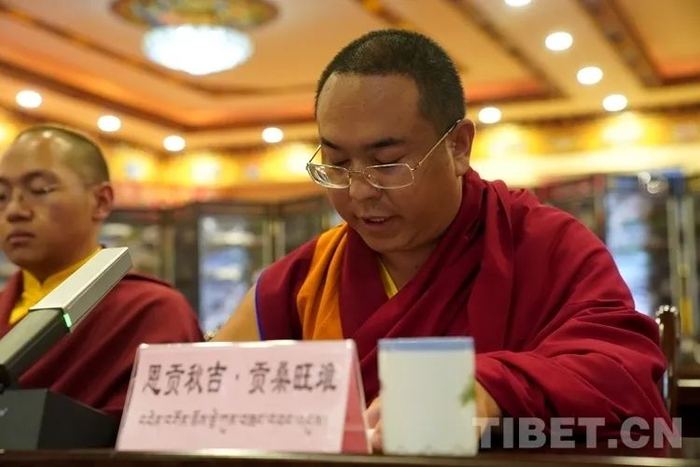 　　图为日喀则市扎什伦布寺恩贡秋吉 贡桑旺堆在座谈会上发言 摄影：王淑