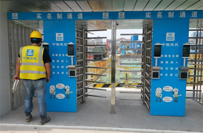 　　在中建八局上海公司中节能·上海首座项目，一位工人正在云筑防疫一体机前刷脸