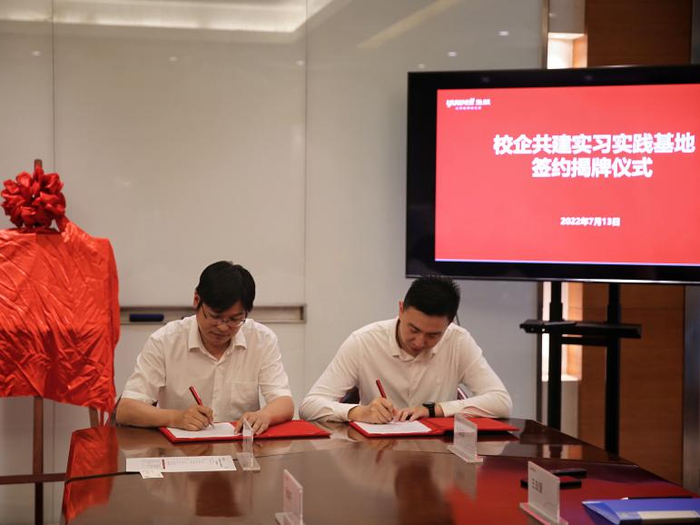 　　鱼跃人力资源中心总裁徐楠轩与南邮化生院副院长苏邵作为代表签约