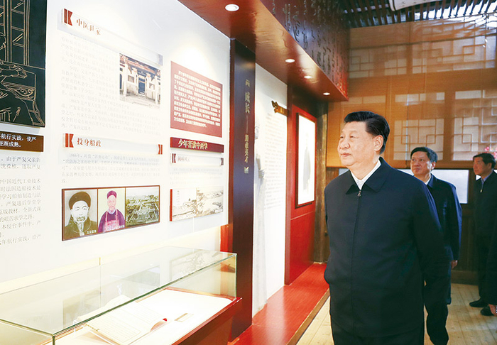 2021年3月22日至25日，中共中央总书记、国家主席、中央军委主席习近平在福建考察。这是24日下午，习近平在福州三坊七巷历史文化街区参观严复故居。　新华社记者 鞠鹏/摄