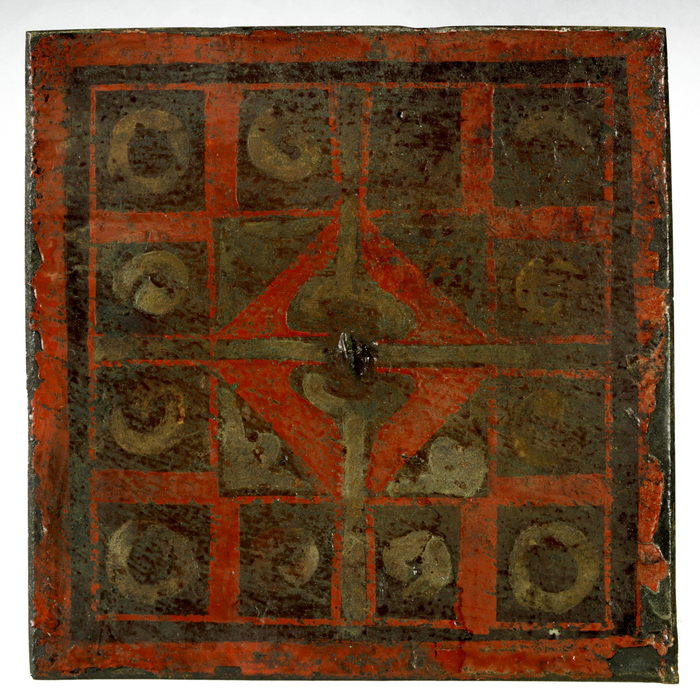 图三 荆州刘家湾99号墓出土彩绘方格云纹铜镜