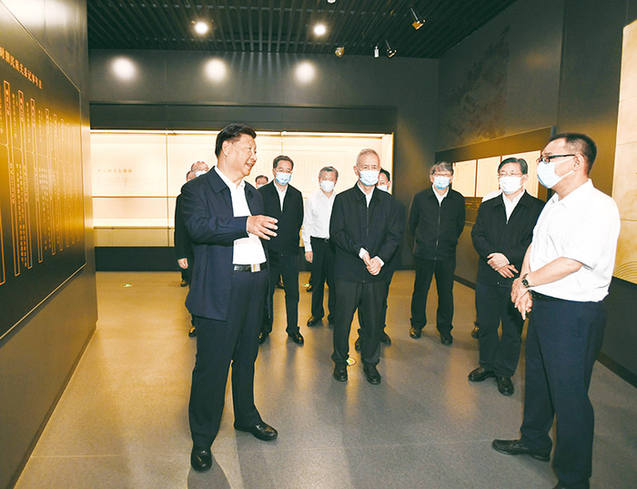 2021年8月23日至24日，中共中央总书记、国家主席、中央军委主席习近平在河北省承德市考察。这是24日上午，习近平在承德博物馆参观《望长城内外——清盛世民族团结实录》展览。　新华社记者 谢环驰/摄