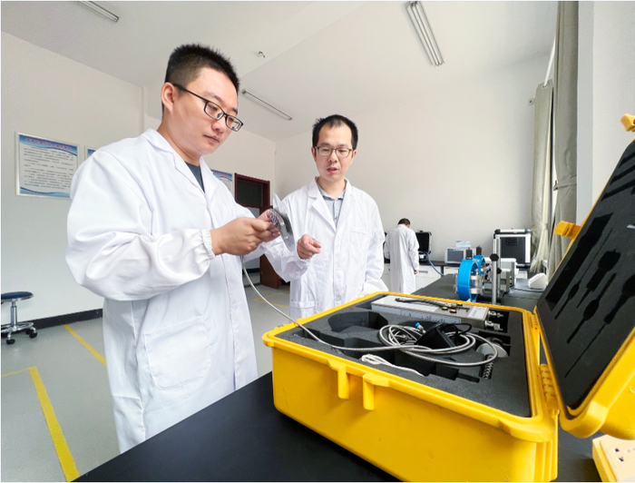 濮阳市中原油田氢能产业研究院的研究人员在讲解仪器使用方法。记者 黄立 摄