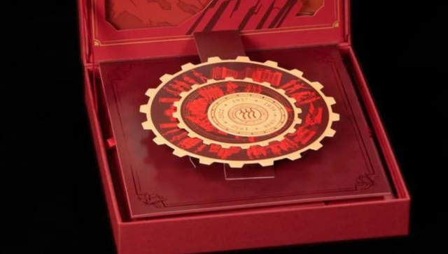 中国人民大学2022年本科生录取通知书函匣上层主体为校史罗盘。图/中国人民大学