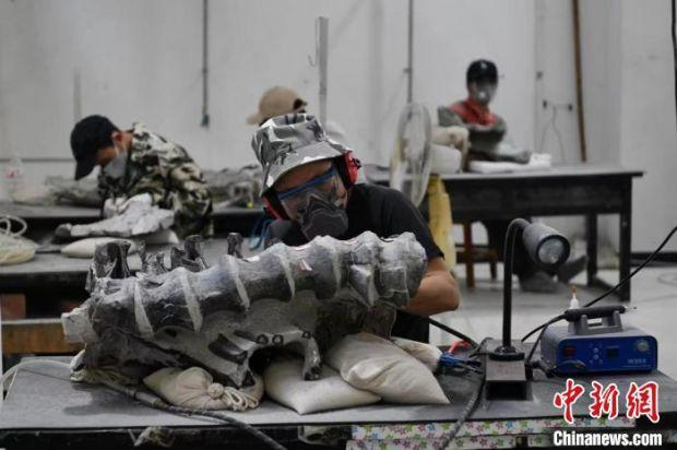 化石医生修复恐龙化石。　张浪 摄