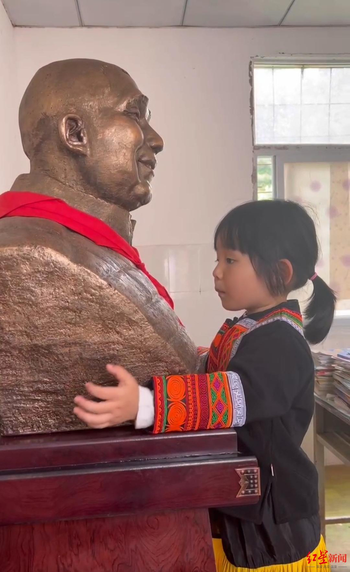 ↑今年端午节，女儿培培第二次看到父亲张晓林的雕塑。受访者供图